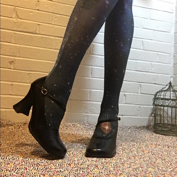 Vintage Shoes - Vintage 1990s Mary Janes. Unlisted. Fluted heel.🔥